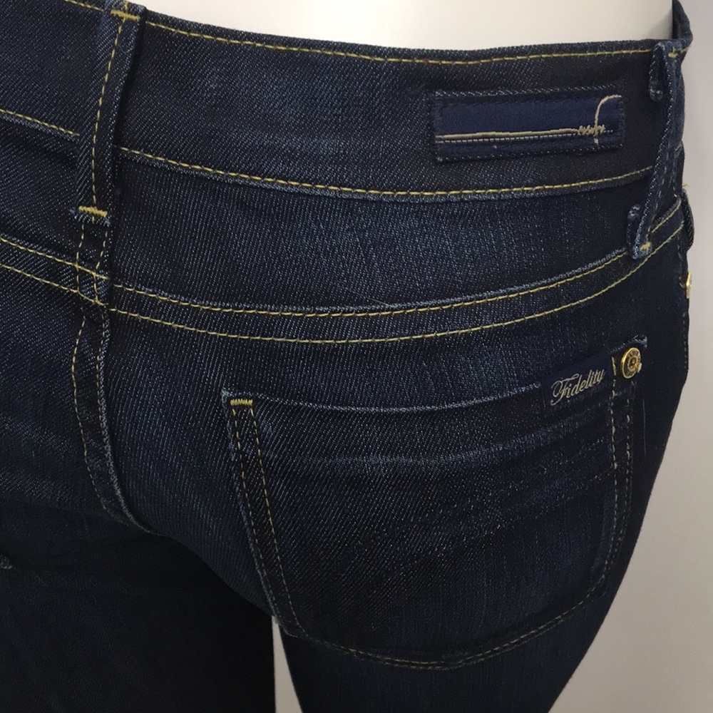 NWOT Fidelity Belladonna Midrise Dark Wash Size 25